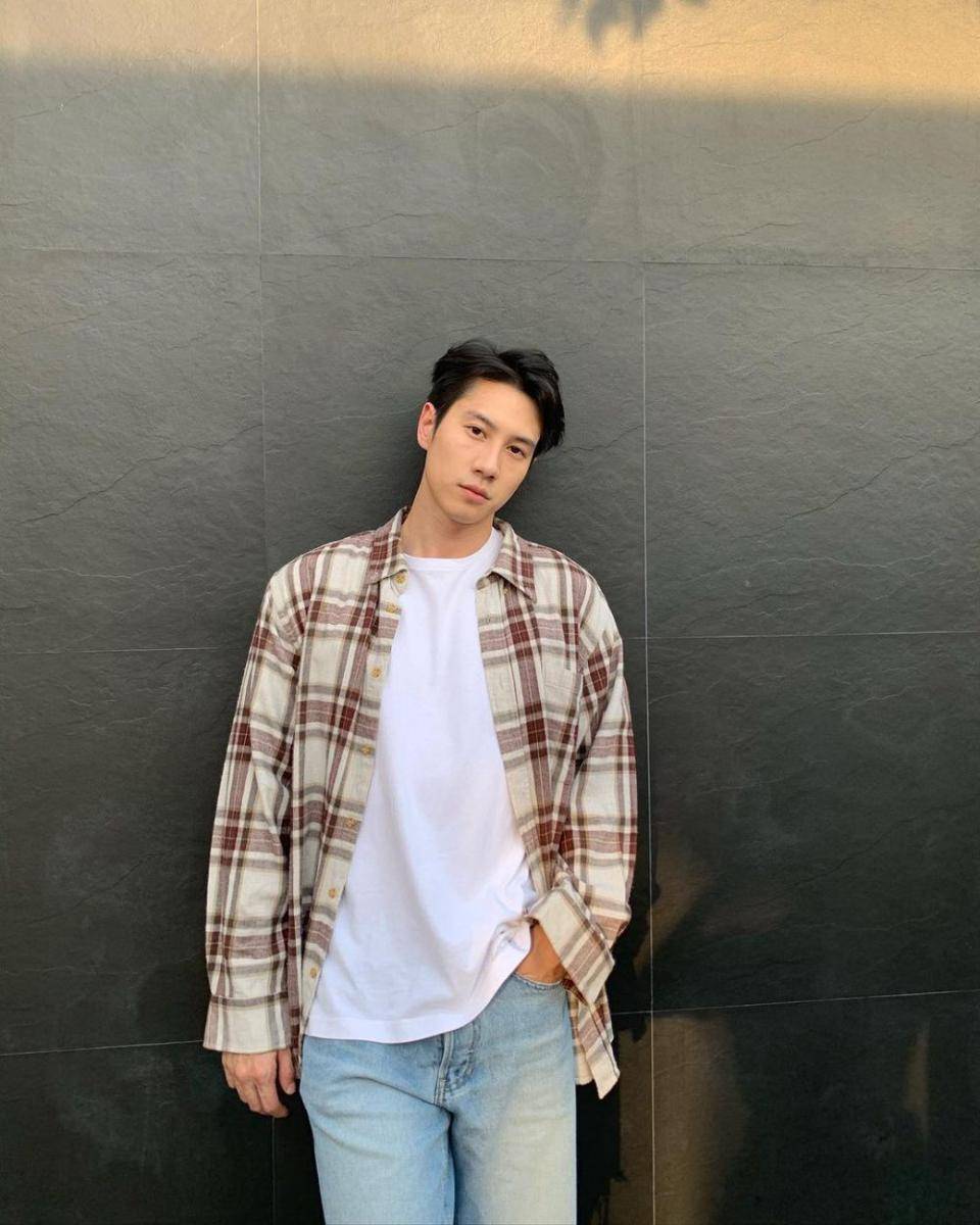 OOTD flannel shirt ala Bright Rapheephong (instagram.com/brightrpp)