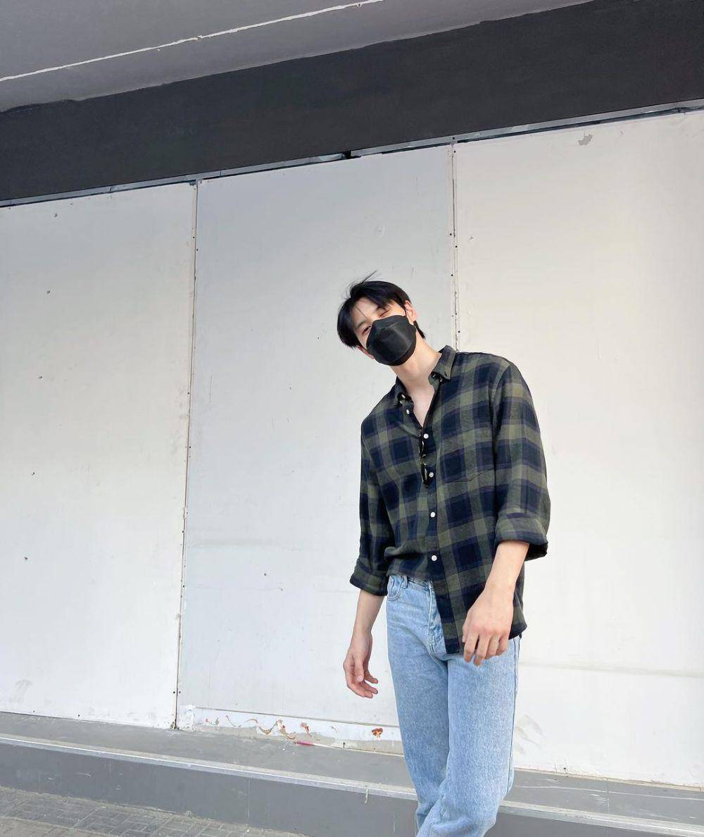 OOTD flannel shirt ala Bright Rapheephong (instagram.com/brightrpp)