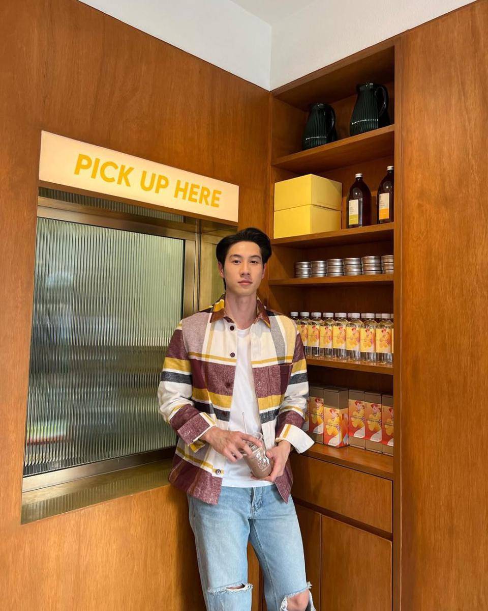 OOTD flannel shirt ala Bright Rapheephong (instagram.com/brightrpp)