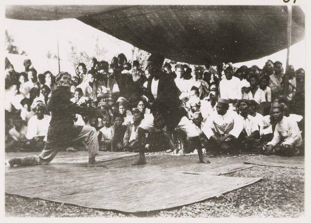 Ilustrasi kehidupan masyarakat Sulawesi Selatan pada tahun 1931. (AnonymousUnknown author, Dansers tijdens festiviteiten, Zuid-Celebes, KITLV 30097, CC BY 4.0)