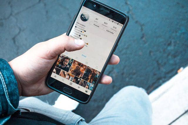 ilustrasi membuka profil Instagram (unsplash.com/Erik Lucatero)