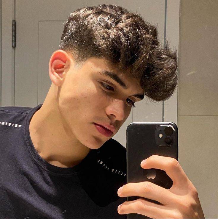 Model rambut fluffy undercut (pinterest.com)