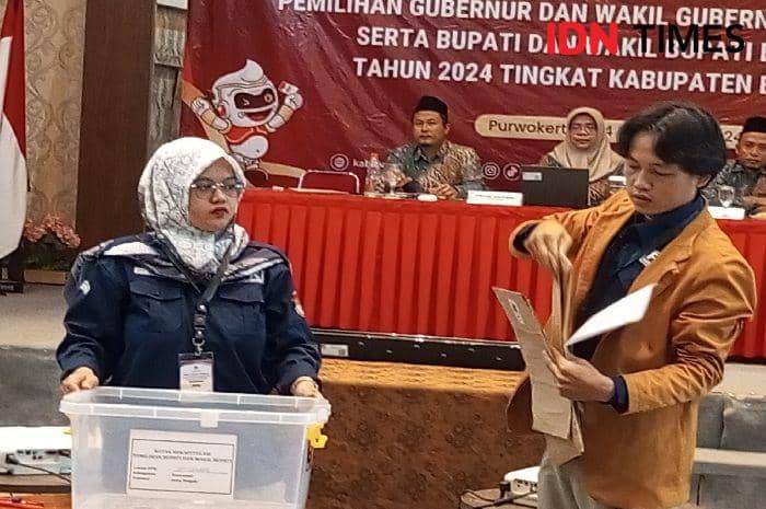 Dua orang PPK Jatilawang saat akan melaporkan hasil suara ke tingkat kabupaten dalam rapat pleno terbuka, Selasa (3/12/2024).(IDM Times/Cokie Sutrisno)