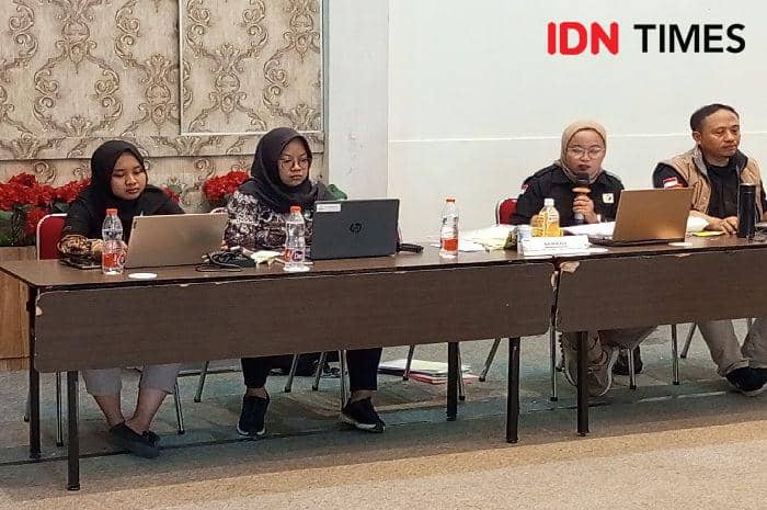 Humas Bawaslu Banyumas, Ranu Zuhriyah (kerudung coklat) bersama anggota lainnya saat menyampaikan kesesuaian sinkronisasi data suara saat rapat pleno terbuka rekapitulasi, Selasa (3/12/2024).(IDN Times/Cokie Sutrisno)