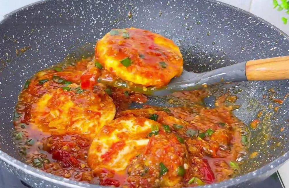 ilustrasi memasak telur ceplok sambal bajak (YouTube.com/Ika Mardatillah)