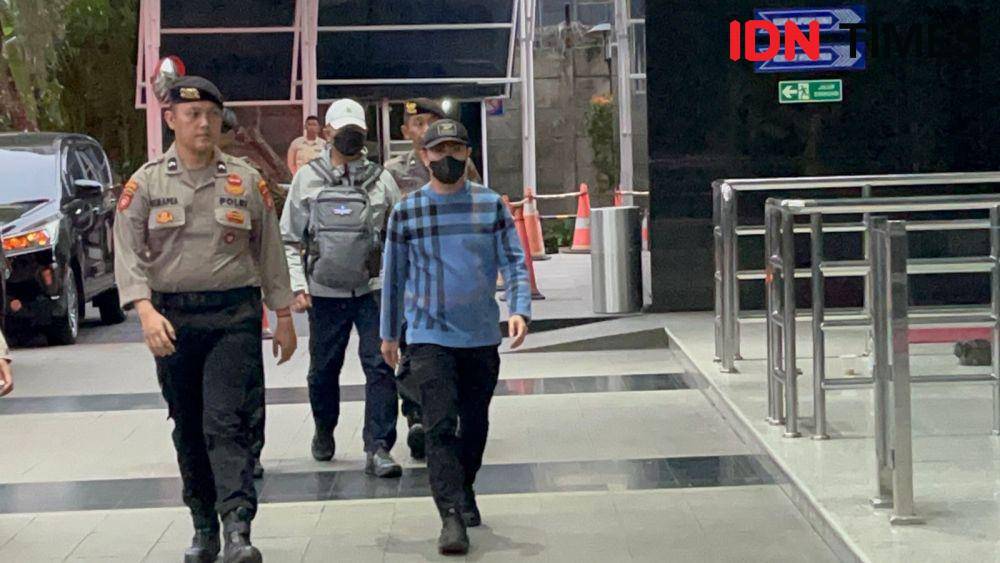 Pj Wali Kota Risnandar Mahiwa dan Sekda Pekanbaru Tiba di KPK Usai Kena OTT  (IDN Times/Aryodamar)