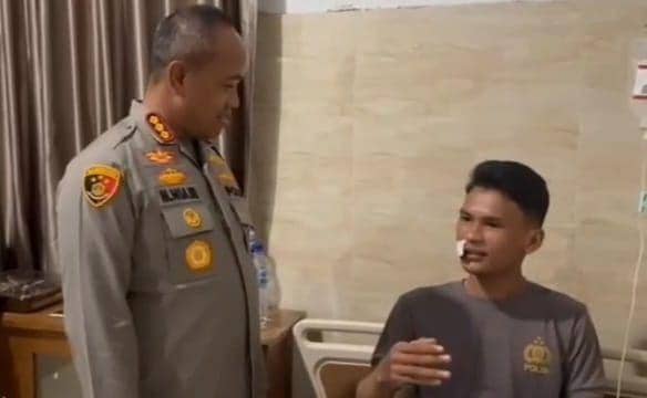 Kapolrestabes Makassar Beri Santunan Polisi Terluka saat Kawal Demo
