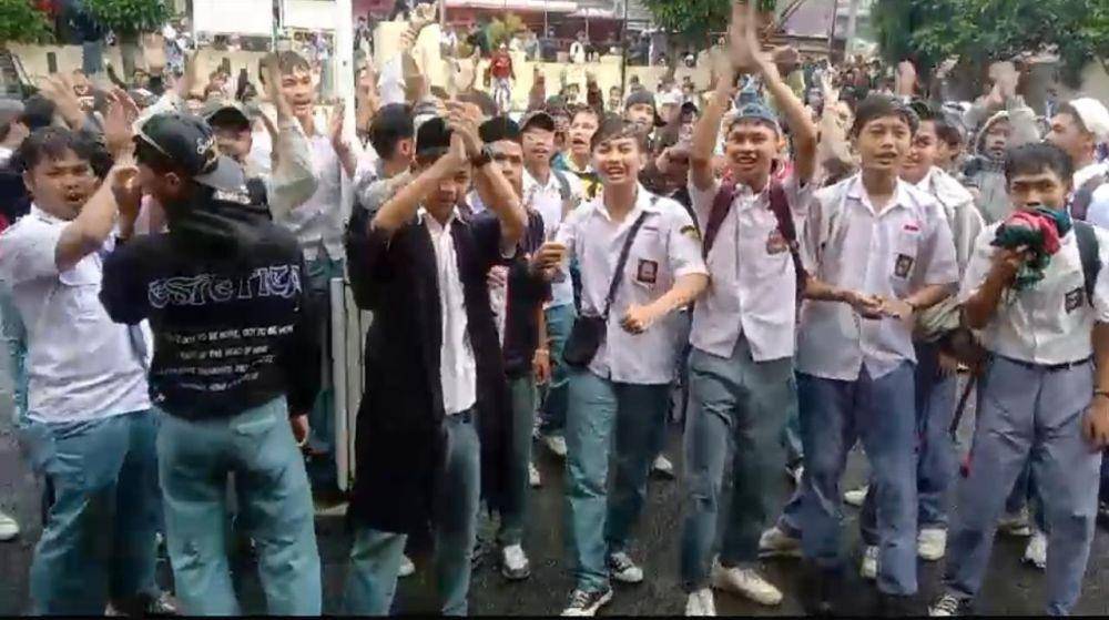 Ratusan pelajar di Kabupaten Bogor mendatangi Polsek Ciomas pada Senin (2/12/2024) karena berhasil menangkap HS tersangka pembunuhan temannya dengan motif misterius. (Humas Polres Bogor).
