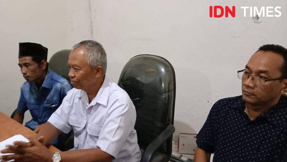 Ayah kandung Andi Prabowo bersama kerabat korban Subambang dan paman korban, Agung saat memberikan pernyataan kepada awak media mengenai kasus penembakan yang menewaskan korban. (IDN Times/Fariz Fardianto)