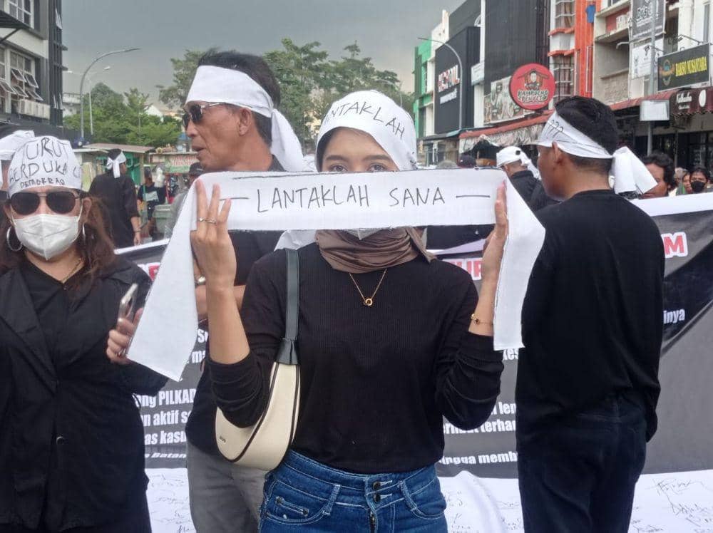 Peserta aksi demonstrasi di kantor Bawaslu Batam (IDN Times/Putra Gema Pamungkas)