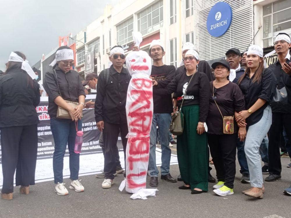 Masyarakat Kota Batam melakukan aksi demonstrasi di kantor Bawaslu (IDN Times/Putra Gema Pamungkas)