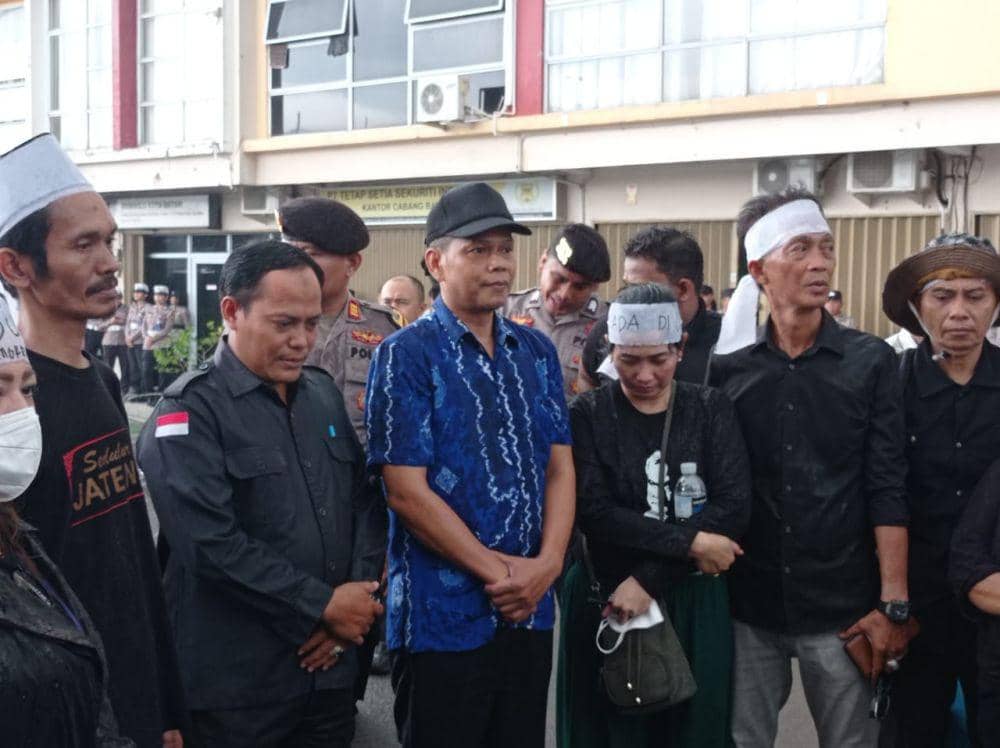 Komisioner Bawaslu Batam, Reza (kemeja biru) saat temui massa aksi (IDN Times/Putra Gema Pamungkas)