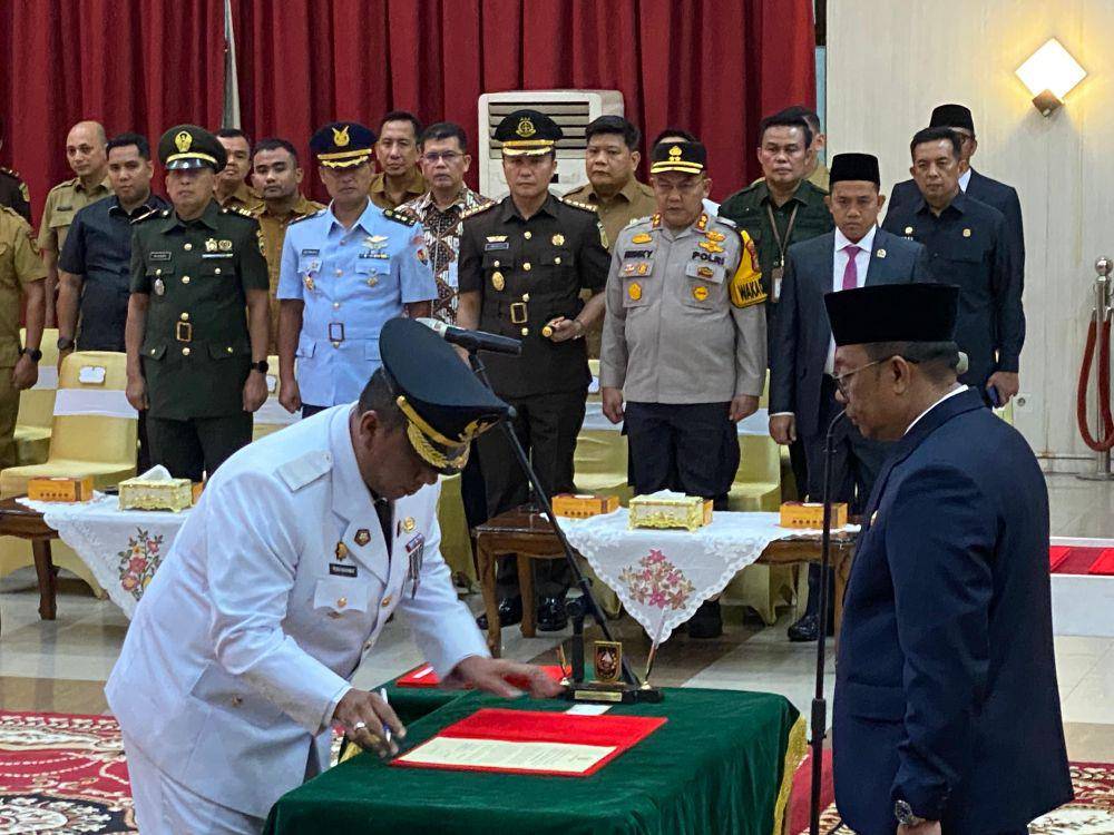 Roni Rakhmat saat menandatangani SK pelantikannya sebagai Pj Wali Kota Pekanbaru (IDN Times/ Fanny Rizano)
