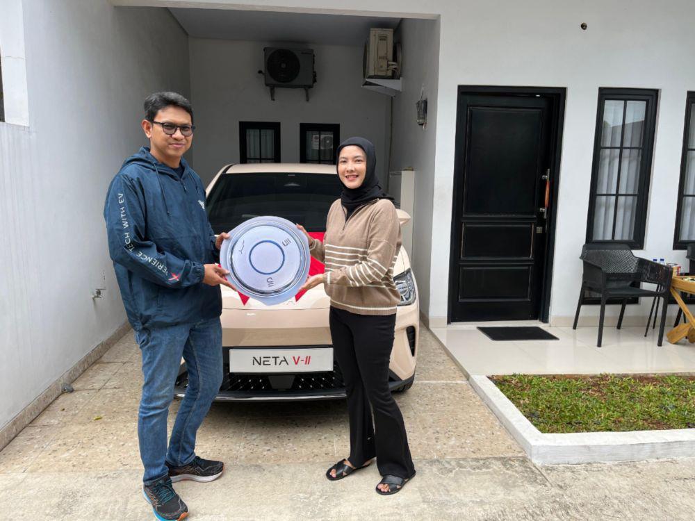 Neta Serahkan Hadiah 1 Unit Neta V-II kepada Pemenang Lucky Dip