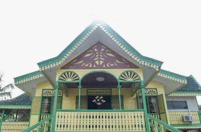 Rumah Adat Puri Melayu Sri Menanti (industry.co.id)