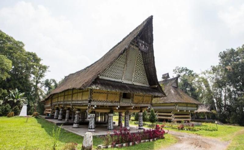9 Rumah Adat Sumatera Utara dan Sejarahnya