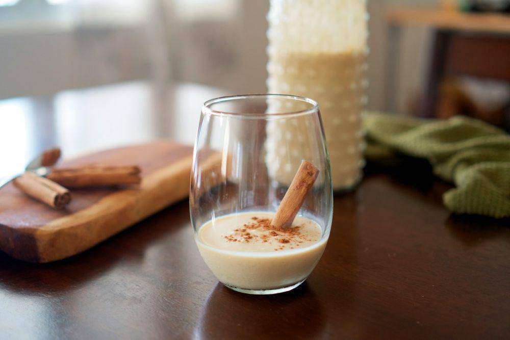 ilustrasi coquito khas Puerto Riko (unsplash.com/Maria Moledo)