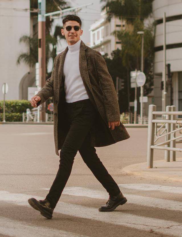 street style pakai boots (pexels.com/Ayoub Moukhliss)