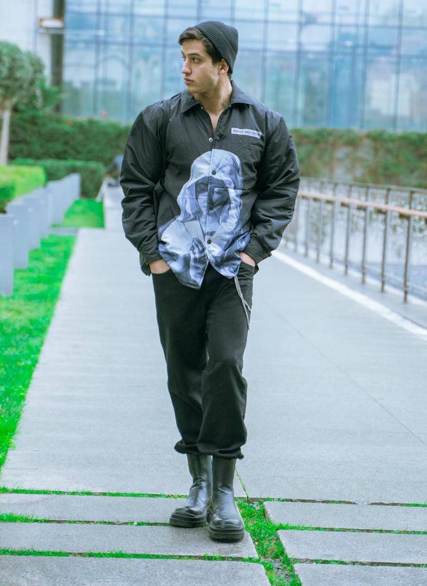 street style pakai boots (pexels.com/Farhad Irani)