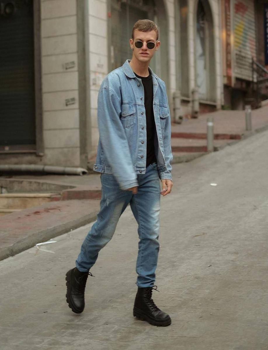 street style pakai boots (pexels.com/Azra Tuba Demir)