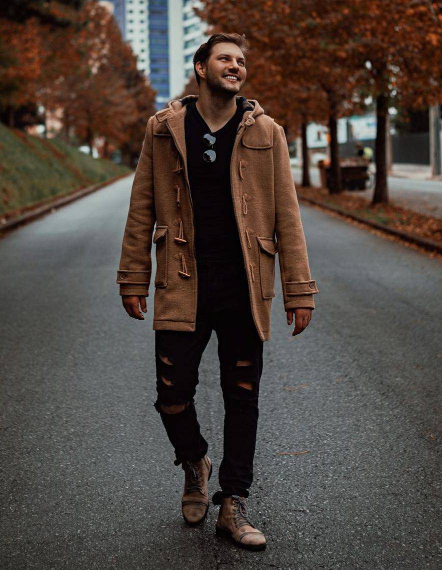 street style pakai boots (pexels.com/Yuri Manei)