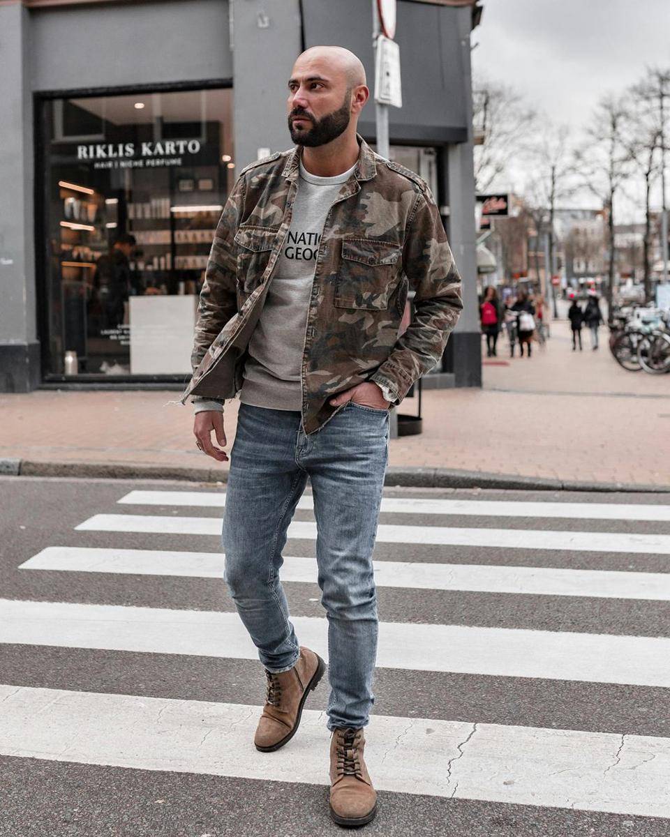 street style pakai boots (pexels.com/Milad Heran)