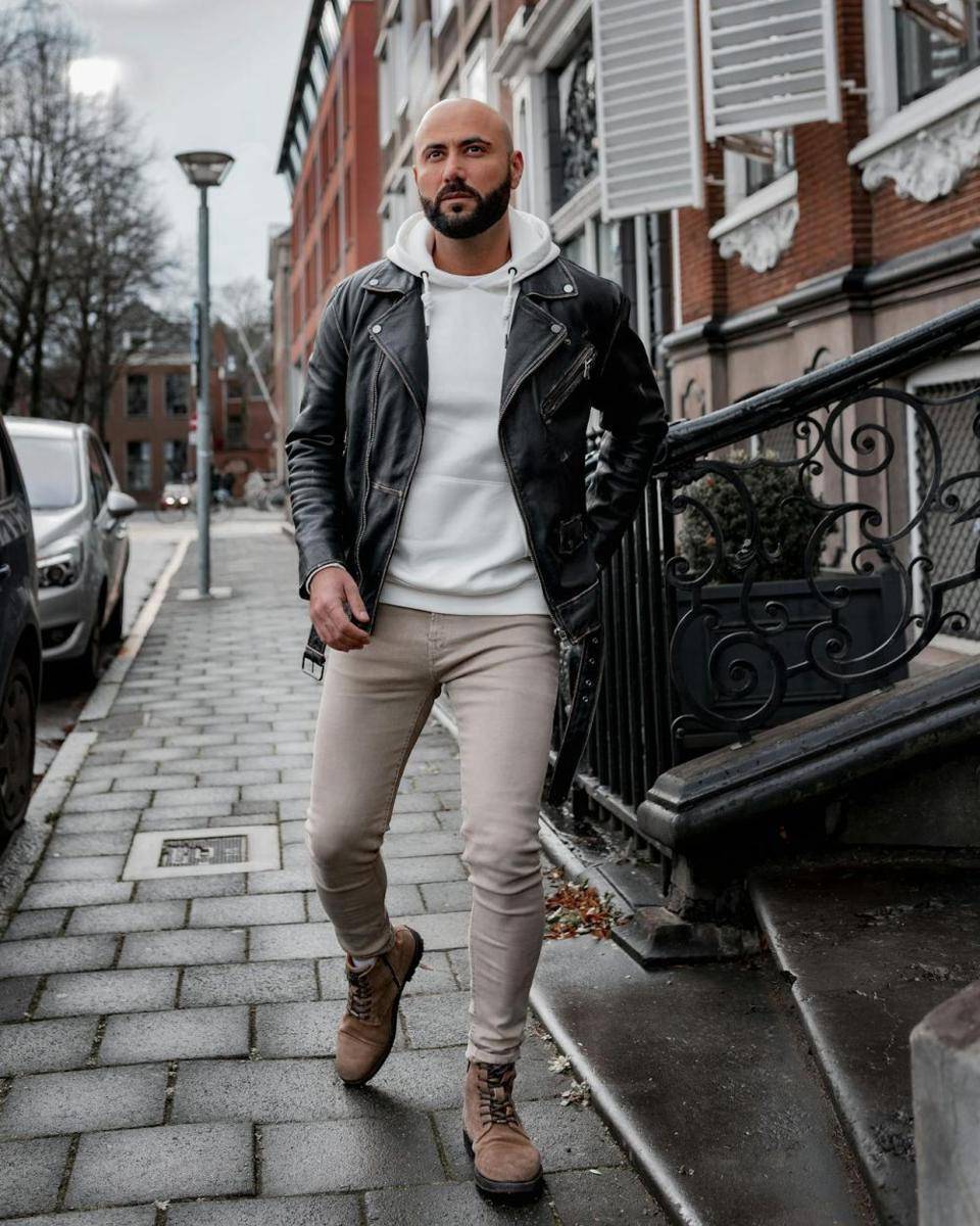 street style pakai boots (pexels.com/Milad Heran)