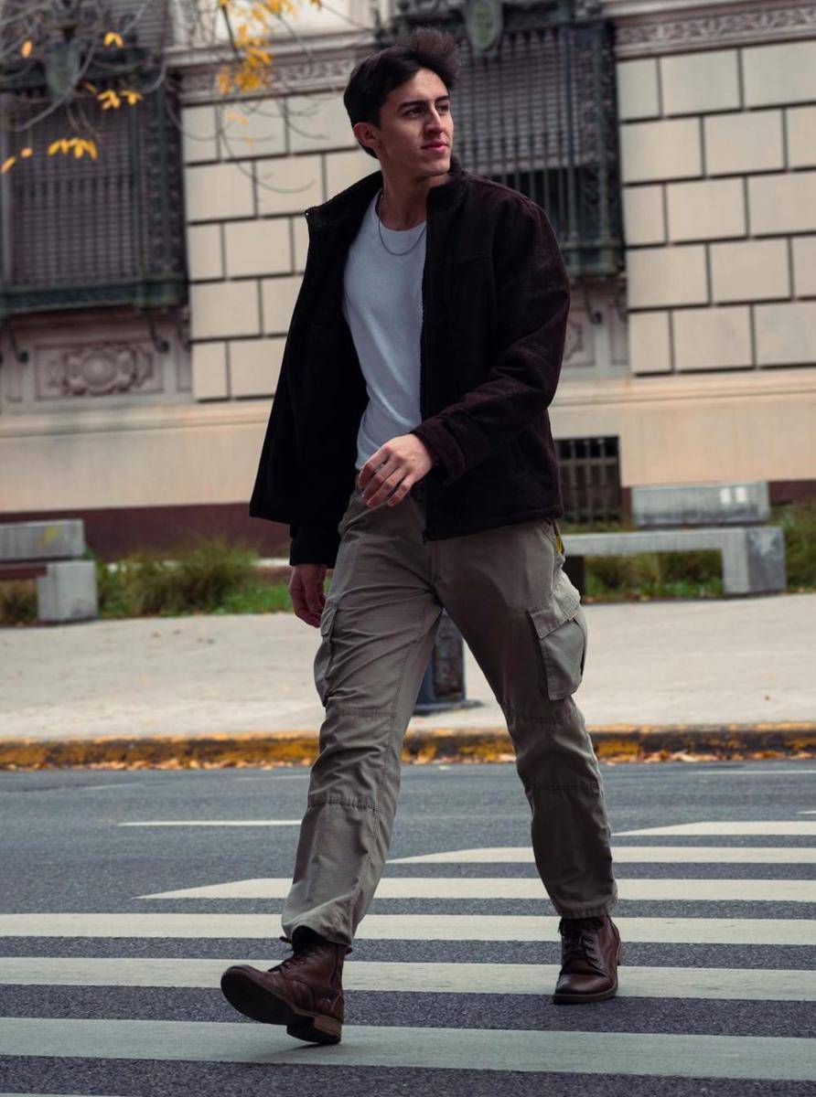 street style pakai boots (pexels.com/Nicolás Langellotti)