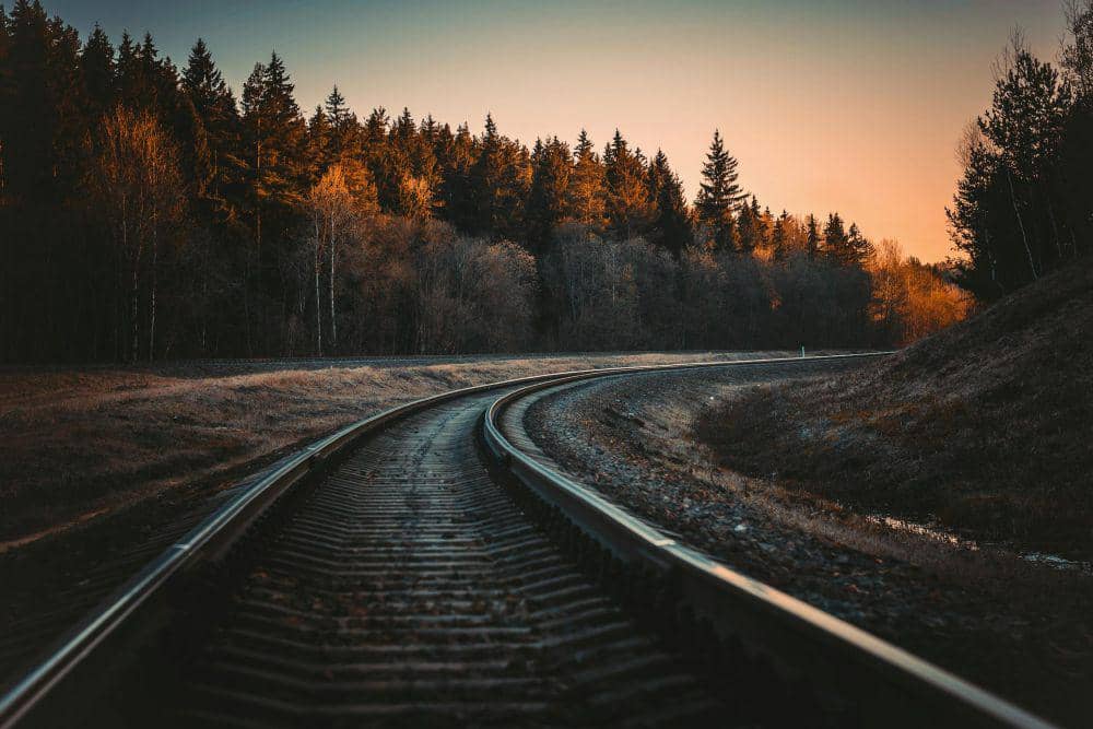 ilustrasi jalur kereta api (pexels.com/Irina Iriser)