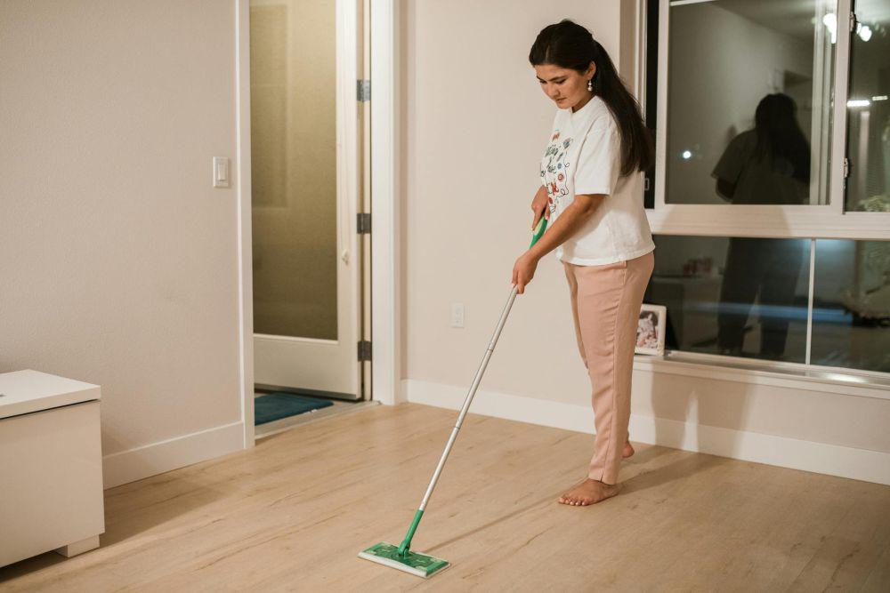 5 Tips Membersihkan Lantai Rumah Berbahan Vinyl