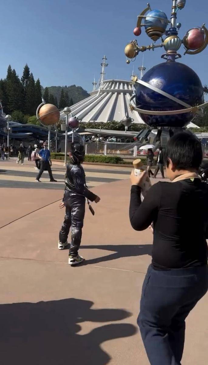Rafathar di Hong Kong Disneyland. (instagram.com/videoladygigi)