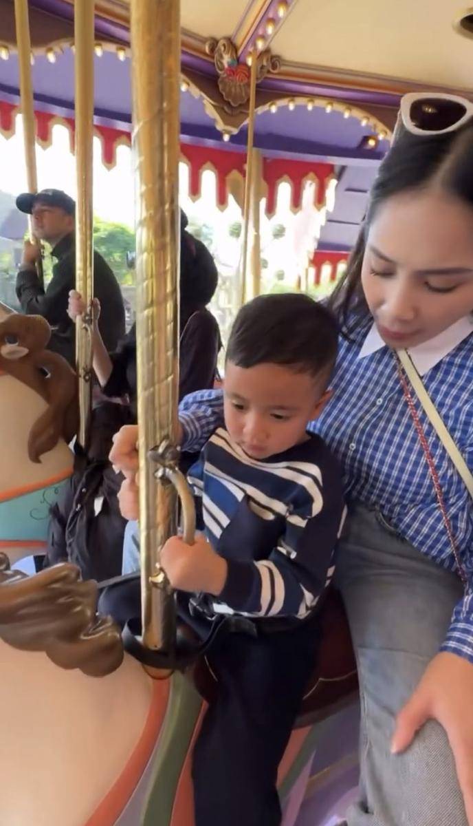Rafathar di Hong Kong Disneyland. (instagram.com/videoladygigi)