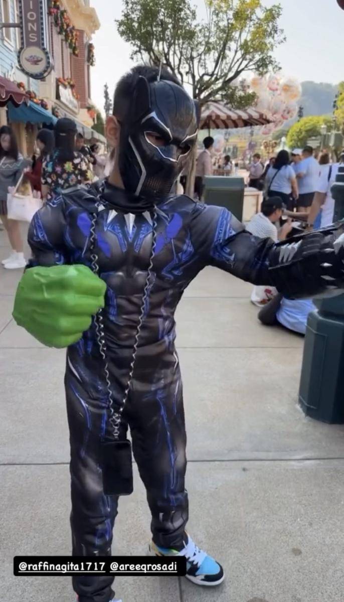 Rafathar di Hong Kong Disneyland. (instagram.com/videoladygigi)