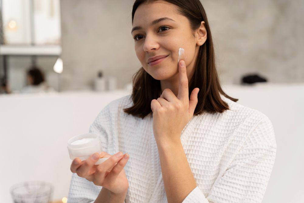 ilustrasi wanita mengaplikasikan moisturizer