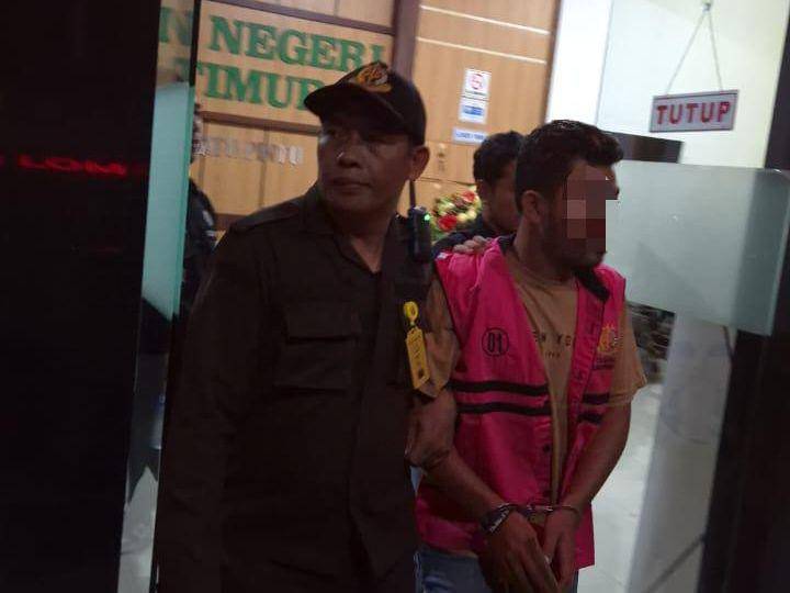 Tersangka saat digeret ke Lapas Selong (IDN Times/Ruhaili)