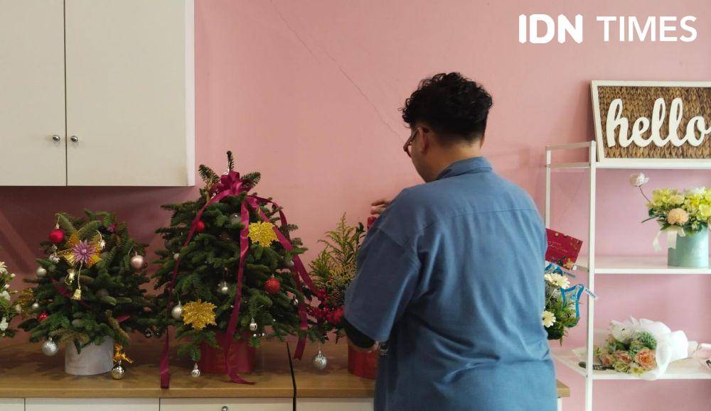Bisnis Florist Palembang Banjir Orderan Pinus Segar Impor Jelang Natal (IDN Times/Feny Maulia Agustin)
