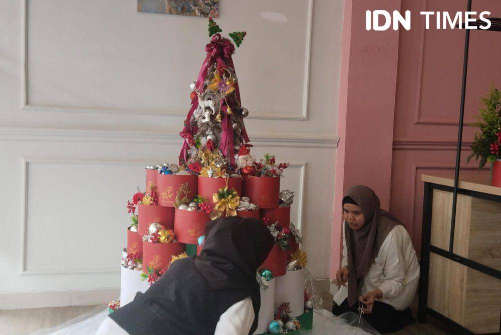 Bisnis Florist Palembang Banjir Orderan Pinus Segar Impor Jelang Natal (IDN Times/Feny Maulia Agustin)