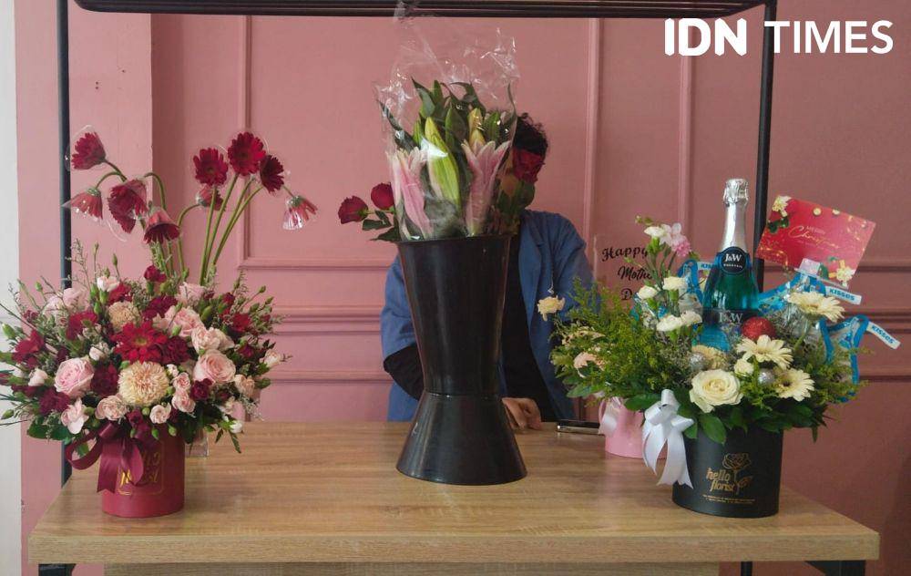 Bisnis Florist Palembang Banjir Orderan Pinus Segar Impor Jelang Natal (IDN Times/Feny Maulia Agustin)