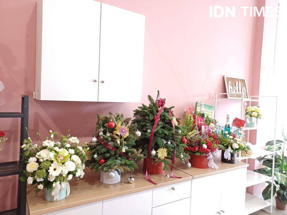Bisnis Florist Palembang Banjir Orderan Pinus Segar Impor Jelang Natal (IDN Times/Feny Maulia Agustin)