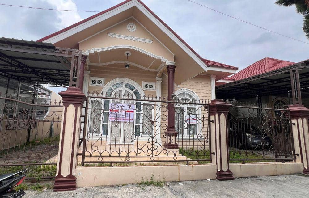 Sebuah rumah di Kota Pekanbaru yang diduga milik Muflihun disita pihak kepolisian (IDN Times/ Fanny Rizano)