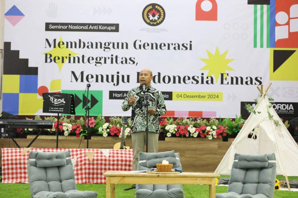 Deputi Bidang Koordinasi Revolusi Metal, Pemajuan Kebudayaan, dan Prestasi Olahraga Kemenko PMK, Warsito, saat memberikan sambutannya dalam Seminar Nasional bertema "Membangun Generasi Berintegritas, Menuju Indonesia Emas" di Aula Heritage Kemenko PMK, Rabu (4/12). (Dok. Kemenko PMK RI)