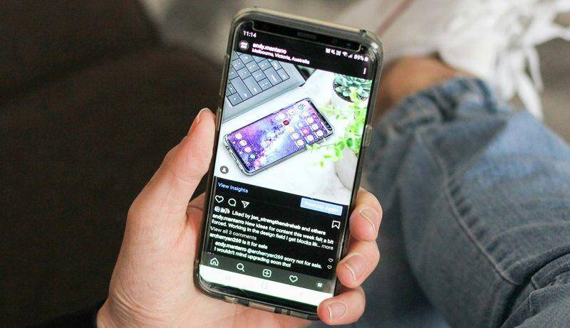 ilustrasi mengakses Instagram dari ponsel Android (unsplash.com/Andrew M)