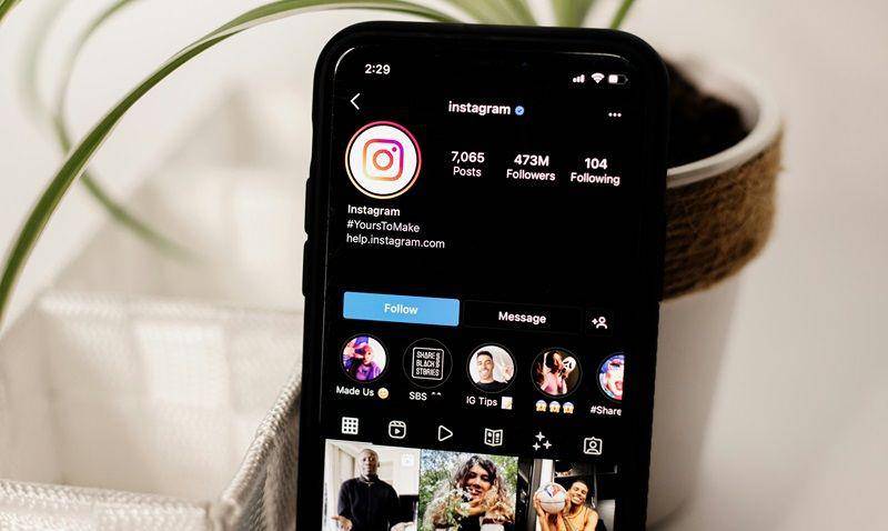 ilustrasi tampilan Instagram di iPhone (unsplash.com/Collabstr)