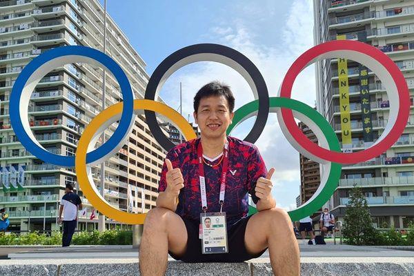 Resmi Pensiun, 7 Potret Hendra Setiawan di Luar Arena Badminton