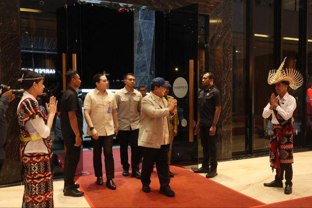 Prabowo tiba di Hotel Harper, Kupang dan menyapa para warga. (dok. Tim Komunikasi Prabowo)