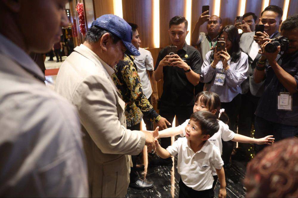Prabowo tiba di lobi Hotel Harper, Kupang dan menyapa para warga. (dok. Tim Komunikasi Prabowo)