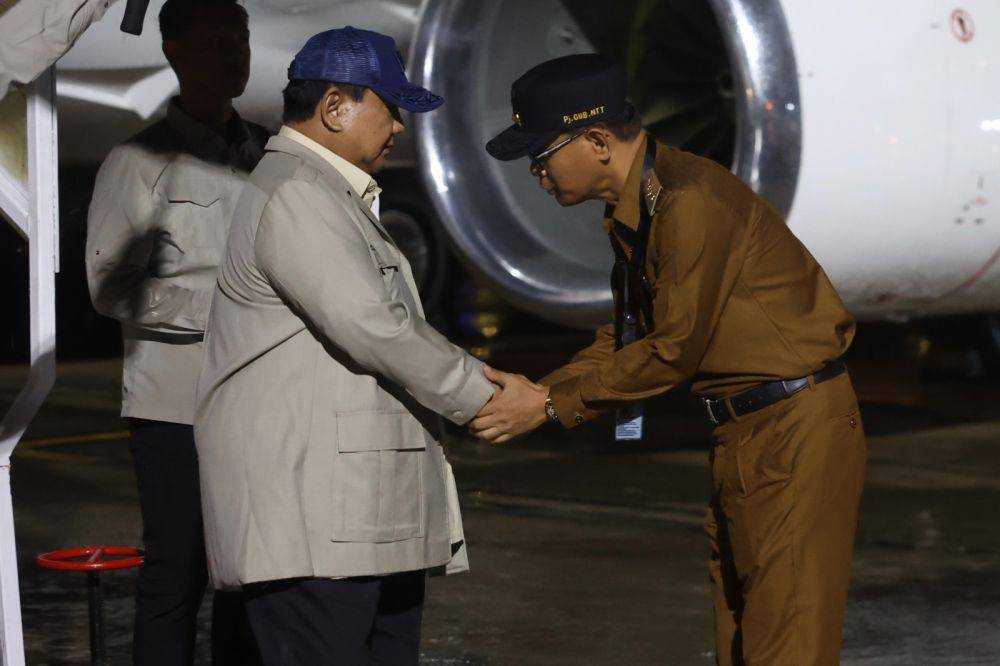 Presiden RI Prabowo Subianto tiba di Bandara El Tari Airport, Kupang, Nusa Tenggara Timur pada Selasa (3/12). (dok. Tim Komunikasi Prabowo)
