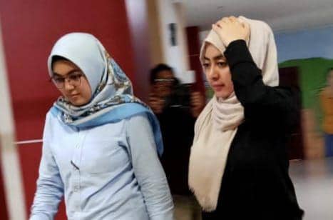 Mira Susanti (kanan), THL cantik di Sekretariat DPRD Riau saat hendak diperiksa penyidik Direktorat Reserse Kriminal Khusus Polda Riau (IDN Times/ Fanny Rizano)