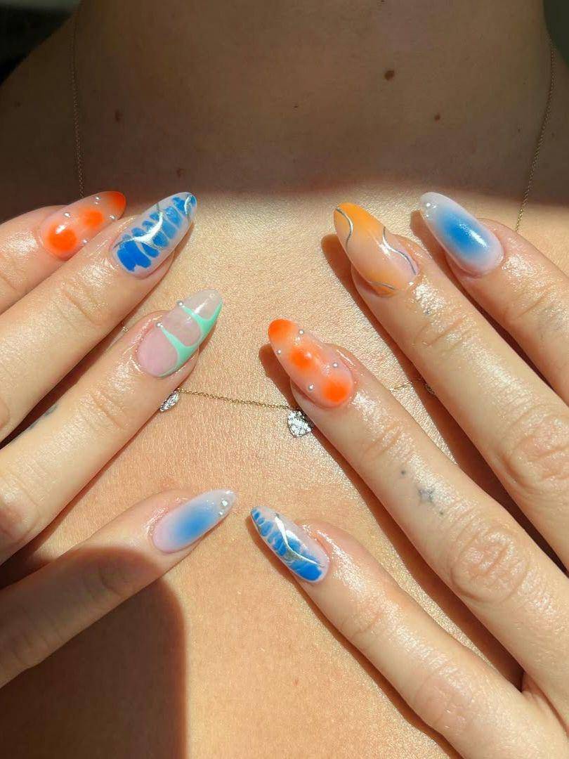 kuku abstrak (instagram.com/nailsbyzola)