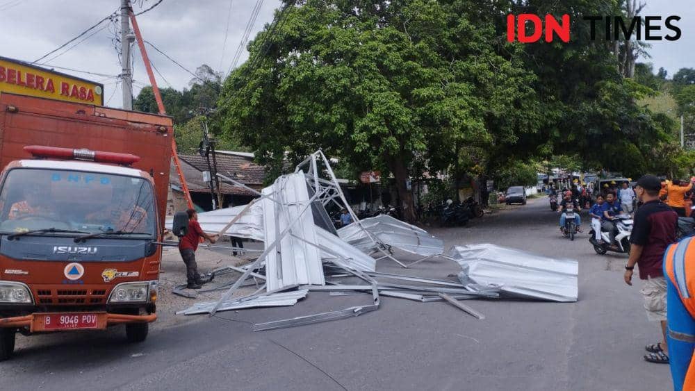 Upaya pembersihan atap terbang dari BPBD Bandar Lampung. (IDN Times/Muhaimin)